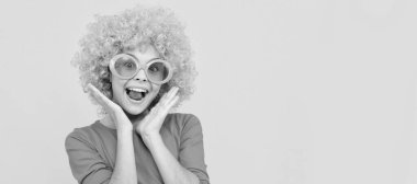 Şuna bak. 1 Nisan şakası. Mutlu çocukluk. Kızların doğum günü partisi. Mutlu komik çocuk. Peruklu komik ergen çocuk, parti posteri. Başlık, kopyalama alanı