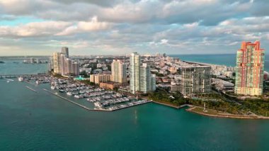 Yat kulübü. Marina Miami, Florida 'da. Özel rıhtım. Lüks yatı olan Güney Point Miami marinası. Yaz tatili. Lüks Güney Sahili marinası. Lüks bir yat. Miami güney sahili manzarası.