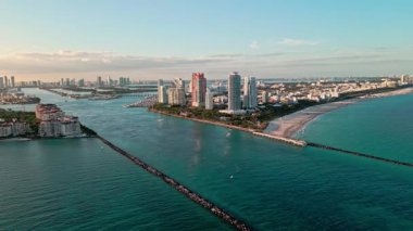 Manzara gün batımı manzarası. Miami güney sahili manzarası. Havadan panoramik görüntü. Miami limanı ve marina. Lüks marinalı Miami şehri. Lüks gökdelenli deniz marinası. Miami 'de Skyline.