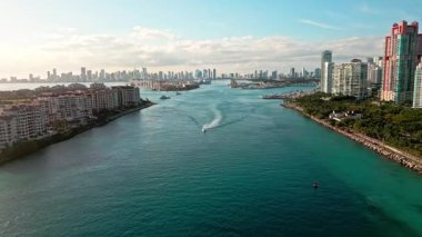Lüks gökdelenli deniz marinası. Miami 'de Skyline. Manzaralı hava manzarası. Miami güney sahili manzarası. Havadan panoramik görüntü. Miami limanı ve marina. Lüks marina kanalı olan Miami şehri..
