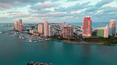 Lüks bir yat limanında. İnanılmaz bir gün batımı. Miami lüks marinası. Yaz tatili. Marina hava manzarası. Yat limanı. Lüks güney sahil marinası. Güney sahilindeki Miami gökdeleninde.