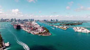 Miami, Florida, ABD - 10 Nisan 2025 Miami hava manzaralı. Limandaki CMA CGM kargo gemisinin hava görüntüsü. Miami limanı. Konteynır gemisi olan kargo iskelesi. Miami Limanı. Dodge Adası ve Şehir Manzarası.