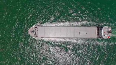 İhraç ve ithalat. Kargo işi. Boş mavna. Denizde konteynırı olan kargo gemisi, hava manzaralı. Konteynır için kargo gemisi. Kargo gemisi limandan ayrılıyor. Konteynır nakliyesi.