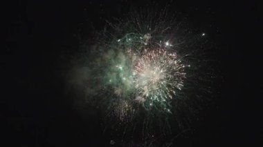 Tatil kutlamalarında havai fişekler, 4K görüntüler. Yeni yılın kutlu olsun. Gece gökyüzünde havai fişek gösterisi havai fişekleri. Noel 'i havai fişeklerle kutluyoruz. Havai fişekler yıldönümünü kutluyor.