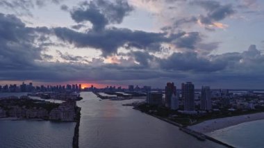 Miami gökdelenleri gün batımında kıyı şeridinin üzerinde. Miamis kıyı manzarası yukarıdan. Miami Sahili Gece Yarısı