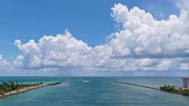 Deniz doğasına sakin bir ufuk açısı. Deniz manzaralı romantik yaz tatili manzarası. Deniz ufku manzarası. Yaz tatilinde bulutlu gökyüzü ve deniz manzarası. Deniz ufkuyla gökyüzü.