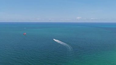 Parasailing spor aktivitesi. Gökyüzünde paraşüt. Aşırı dinlenme ve deniz paraşütü. Yaz tatili. Deniz sporu. Paraşüt paraşütü. Yaz tatilinde su sporu. Paraşütle paraşütle atlama.