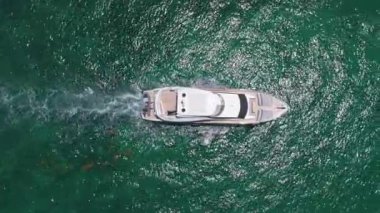 Hava manzaralı motorlu tekne. Yat teknesi turu. Lüks tekne yatı. Sürat teknesi denizde. Denizdeki lüks özel yat. Motorlu yat lüks gemi. Tekne motorlu antenleri. Yaz tatili. Yelken izi.