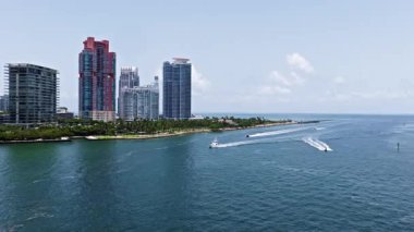 Yat teknesi turu. Lüks tekne yatı. Sürat teknesi denizde. Denizdeki lüks özel yat. Motorlu yat lüks gemi. Tekne motorlu antenleri. Yaz tatili. Hava manzaralı motorlu tekne. Parlayan yüzey.