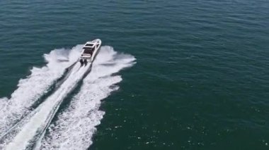 Lüks tekne yatı. Sürat teknesi denizde. Denizdeki lüks özel yat. Motorlu yat lüks gemi. Tekne motorlu antenleri. Yaz tatili. Hava manzaralı motorlu tekne. Yat teknesi turu. Yat yolu.