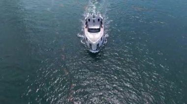 Lüks tekne yatı. Sürat teknesi denizde. Denizdeki lüks özel yat. Motorlu yat lüks gemi. Tekne motorlu antenleri. Yaz tatili. Hava manzaralı motorlu tekne. Hava yatı. Yat teknesi turu.