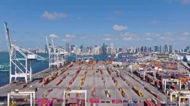 Miami, Florida, ABD - 21 Mayıs 2025: konteynır portu yükleme. İhraç ve ithalat. Kargo işi. Miami limanındaki hava sanayi manzaralı kargo. Yük konteynırı kargosu. Miami Limanı.