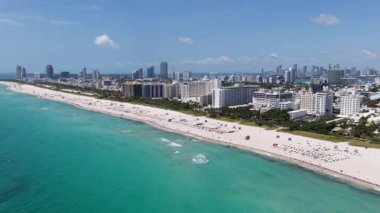 Miami sahili ve okyanusunun havadan görünüşü. Kristal berraklığında okyanusu olan Miami sahili. Meşhur Miami silueti. Miami okyanus hattı. Miamis kumlu plajlarının manzaralı görüntüsü.