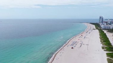 Ufuk çizgisi olan Miami Plajı hava aracı görüntüsü. Miami yukarıdan. Miamis 'in ünlü simgelerinin insansız hava aracı görüntüsü. Gökdelenleri olan South Pointe plajı. Miami şehri panoraması. Miami Sahili 'nin okyanus manzarası