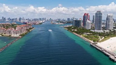 Miami sahili ve okyanusunun havadan görünüşü. Kristal berraklığında okyanusu olan Miami sahili. Meşhur Miami silueti. Miami okyanus hattı. Miamis kumlu plajlarının manzaralı görüntüsü.