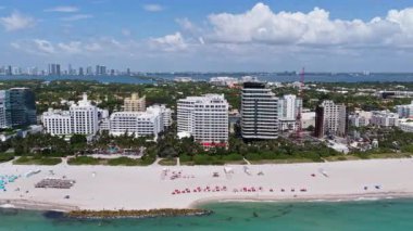 Miami gökdelenleri kıyı şeridinin yukarısında. Miamis kıyı manzarası yukarıdan. Miami kıyı şeridinin en üst manzarası. Miami sahili ve okyanusunun havadan görünüşü. Tropikal Miami kıyısı