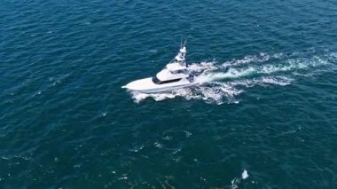 Yaz tatili. Hava manzaralı motorlu tekne. Yat teknesi turu. Lüks tekne yatı. Sürat teknesi denizde. Denizdeki lüks özel yat. Motorlu yat lüks gemi. Tekne motorlu antenleri. Lüks gemi.