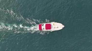 Sefer teknesi denizde yüzüyor. Köpüklü deniz. Motorlu teknenin üst görüntüsü. Denizde lüks tekne motorlu yatı. Tekne turizmi. Lüks bir yaşam tarzı. Yaz tatili. Denizde yat..