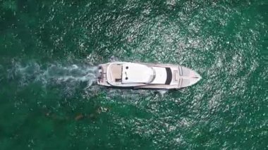 Denizde lüks tekne motorlu yatı. Tekne turizmi. Lüks bir yaşam tarzı. Yaz tatili. Denizde yat. Sefer teknesi denizde yüzüyor. Motorlu tekne hava üst görüntüsü.