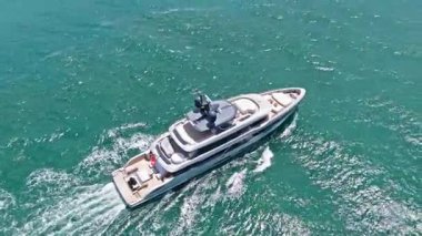 Miami, Florida, ABD - 26 Mayıs 2025 Lüks yaşam tarzı. Yaz tatili. Denizde yat. Sefer teknesi denizde yüzüyor. Motorlu tekne gezisi. Denizde lüks tekne motorlu yatı. Tekne turizmi..