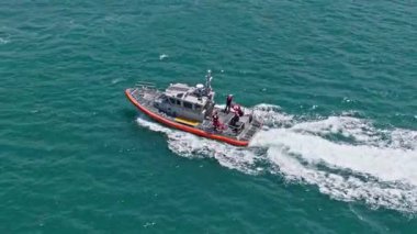 Miami, Florida, ABD - 26 Mayıs 2025 ABD Sahil Güvenlik sürat teknesi devriyeleri ve Miami sahilindeki doğu Florida kıyılarını koruyor