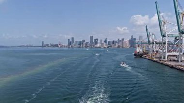 Miami, Florida, ABD - 30 Mayıs 2025 Miami liman manzaralı kargo hizmetleri. Yük konteynırı kargosu. Miami Limanı. Konteyner portu yükleniyor. İhraç ve ithalat. Kargo işi..