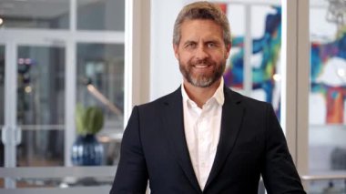 Ofiste kendine güvenen bir iş adamı takım elbise giyer. İş adamı portresi. Başarılı bir iş. Liderlik başarısı. İş molasında ofis müdürü. Başarılı bir iş adamı liderliği. Hırslı CEO..