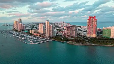 Lüks Güney Sahili marinası. Miami güney sahili manzaralı. Lüks bir yat limanında. Lüks bir yaşam tarzı. Lüks Miami Florida manzarası. Yaz tatili. Marina limanı.