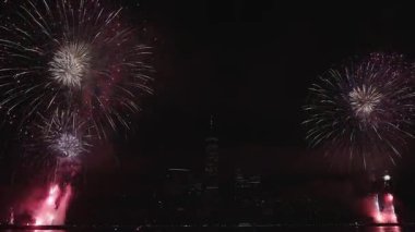 Flashing Fireworks ile New York City Skyline Manhattan. New York Manhattan havai fişekleri. New York Havai fişekleri Manhattan üzerinde. 4 Temmuz Havai fişekleri. Bağımsızlık Günü