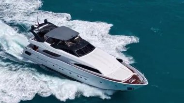 Lüks tekne yatı. Sürat teknesi denizde. Lüks pahalı deniz yatı. Motorlu yat lüks gemi. Tekne motorlu antenleri. Yaz tatili. Hava manzaralı motorlu tekne. Yat teknesi turu. Özel marina..