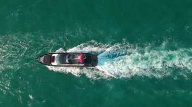 Sürat teknesi denizde. Denizdeki lüks özel yat. Motorlu yat lüks gemi. Tekne motorlu antenleri. Yaz tatili. Hava manzaralı motorlu tekne. Yat teknesi turu. Lüks tekne yatı. Üst görünüm.