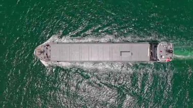 Kargo işi. Boş mavna. Denizde konteynırı olan kargo gemisi, hava manzaralı. Konteynır için kargo gemisi. Kargo gemisi limandan ayrılıyor. Konteynır lojistik gemisi. Dışarıya ve içeriye aktar.