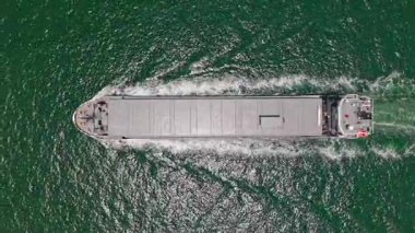 Konteyner gemisi. İhraç ve ithalat. Kargo işi. Boş mavna. Denizde konteynırı olan kargo gemisi, hava manzaralı. Konteynır için kargo gemisi. Kargo gemisi limandan ayrılıyor. Ticari ulaşım.