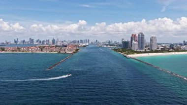 Miami ufuk çizgisinin havadan görünüşü. Miami şehrinin insansız hava aracı görüntüsü. Güney Miami ve okyanus manzarası. Gökdelenleri ve kıyı şeridi olan Miami gökdelenleri