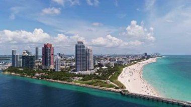 Miami gökdelenleri kıyı şeridinin yukarısında. Miami sahili ve okyanusunun havadan görünüşü
