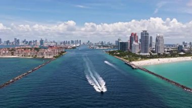Turkuaz suları olan Miami Plajı 'nın havadan görünüşü. Miami siluetinin insansız hava aracı görüntüsü. South Beach 'in en iyi manzarası. Lüks gökdelenleri ve okyanusları olan Miami şehri. Miami 'nin ünlü sahil şeridi manzarası