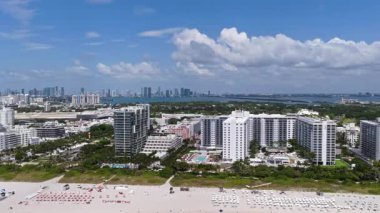 Miami sahili ve okyanusunun havadan görünüşü. Miami kıyı şeridi. Meşhur Miami silueti. Miami Okyanus Cephesi