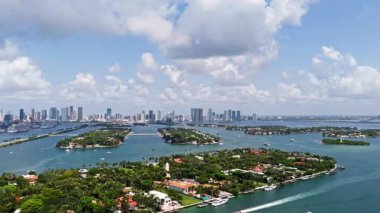 Miami Beach, Florida 'daki Hibiscus Adası. Hibiscus Adası 'ndaki lüks binalar denizle çevrili. Miami, Hibiscus Adası 'ndaki rıhtım bölgesi. Florida manzara manzarası.