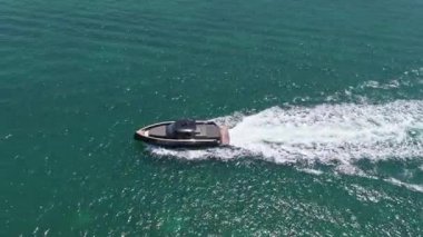 Okyanus esintisi. Lüks bir yaşam tarzı. Yaz tatili. Denizde yat. Sefer teknesi denizde yüzüyor. Motorlu teknenin üst görüntüsü. Denizde lüks tekne motorlu yatı. Tekne turizmi..