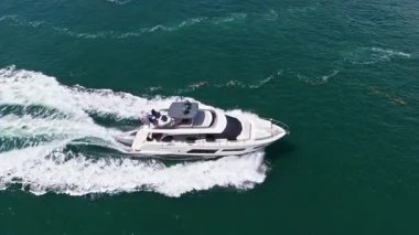 Denizdeki lüks özel yat. Motorlu yat lüks gemi. Tekne motorlu antenleri. Yaz tatili. Sessiz hareket. Hava manzaralı motorlu tekne. Yat teknesi turu. Lüks tekne yatı. Sürat teknesi denizde yelken açıyor.
