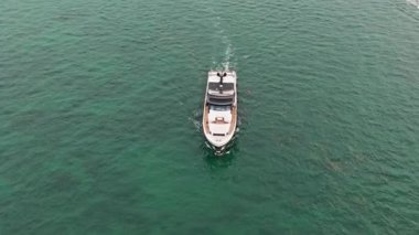 Yaz tatili. Hava manzaralı motorlu tekne. Yat teknesi turu. Lüks tekne yatı. Sürat teknesi denizde. Denizdeki lüks özel yat. Motorlu yat lüks gemi. Tekne motorlu antenleri. Deniz gezisi.