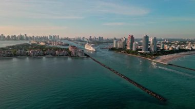 Miami South Beach 'e doğru giden hava manzaralı bir yolcu gemisi. Güney Sahili 'ne doğru yelken açan yolcu gemisi. Miami limanından yolcu gemisi kalkıyor. Seyahat tatili
