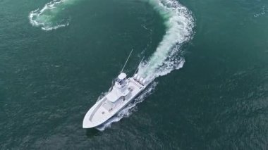 Denizdeki lüks yatın deniz manzarası. Lüks yat 4K görüntüsü. Yaz tatili. Denizdeki motorlu balıkçı teknesi. Tekne gezisi. Seyahat güzergahı. Denizde bir tekne. Yat deniz yolculuğuna başlıyor. Motorlu tekne dalgaları.