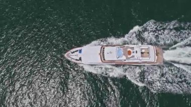 Lüks tekne yatı. Denizdeki sürat teknesi. Yaz tatili. Lüks bir yat kiralama şirketi. Motorlu yat lüks gemi. Tekne motorlu yat anteni. Sürat teknesi turizmi. Deniz motoru..