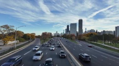 Chicago, Illinois, ABD - 24 Temmuz 2025: Otoyol trafiği. Autumn City otoyolu. Şehir trafiği. Arabalı yol. Şehir yolu araba dolu. Seyahat güzergahı. Şehir yolu otoyolu..