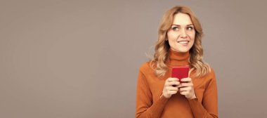 Buradan daha akıllı ol. Güzel kız akıllı telefondan mesaj atıyor. En son akıllı telefonunla internetin tadını çıkar. Kadın portresi, kopyalanmış başlık pankartı