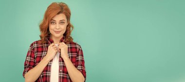 Kıvırcık saçlı, kareli gömlekli, moda görünümlü mutlu bir kızıl kadın. İzole edilmiş yüz portresi, kopyalama alanı oluşturulmuş pankart