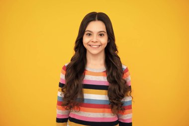 Tecrit edilmiş genç ve tatlı bir kız. Güzel bir çocuğun stüdyo portresi. Mutlu ergen, pozitif ve gülümseyen genç kız duyguları