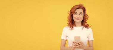 Modern iletişim teknolojisi. İnternette çalışan rüya gibi kızıl saçlı kadın. İzole edilmiş yüz portresi, taklit alanı olan pankart