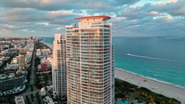 Lüks gökdelendeki bir apartmanda. Miami güney sahili hava manzaralı. Gökdelendeki lüks Miami apartmanı. Havadan Miami mimarisi. Şehrin ufuk çizgisi evi. Otel binası.
